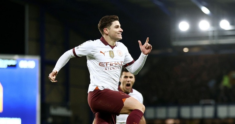 La camiseta del Manchester City de Julián Álvarez lleva el escudo del campeón del mundo